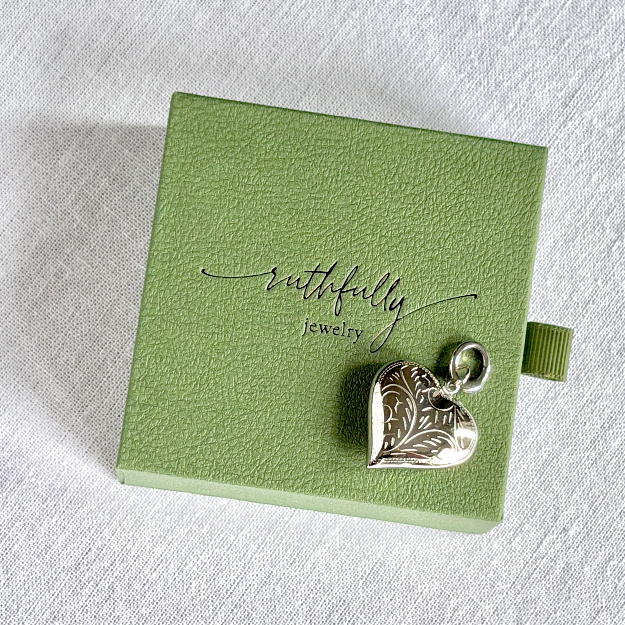 video ruthfully jewelry with music about jewelry and dreams
